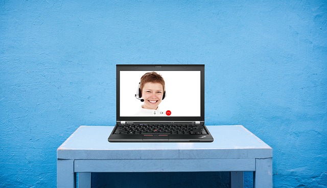 webinar v živo, predavatelj na zaslonu, udeleženci, zapiski, temna tema
